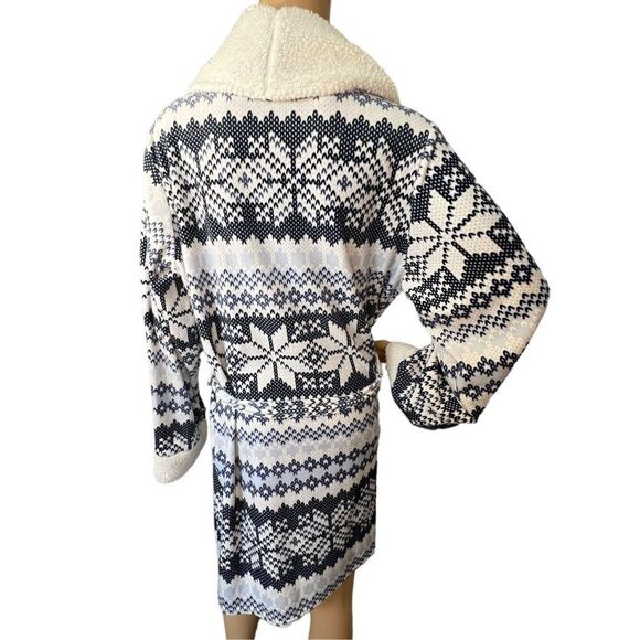 Lucky Brand Geometric Snowflake Patterned Super Soft Robe With Belt - Picture 5 of 5